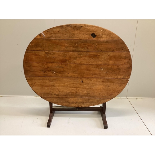 40 - A 19th century French oval pine and fruitwood Vigneron, width 125cm, depth 101cm, height 72cm