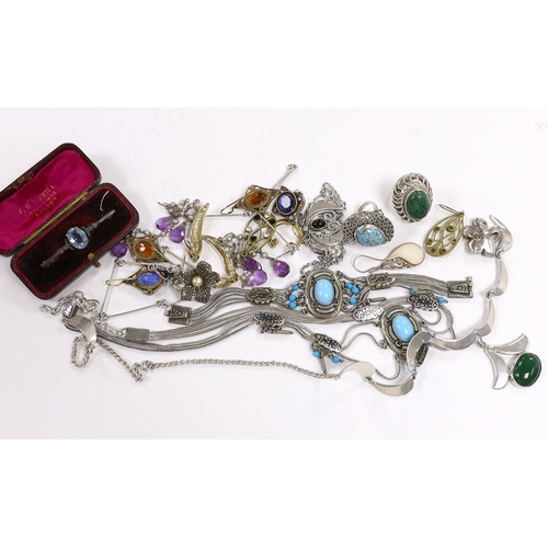 961 - Assorted jewellery including 925, white metal and costume.