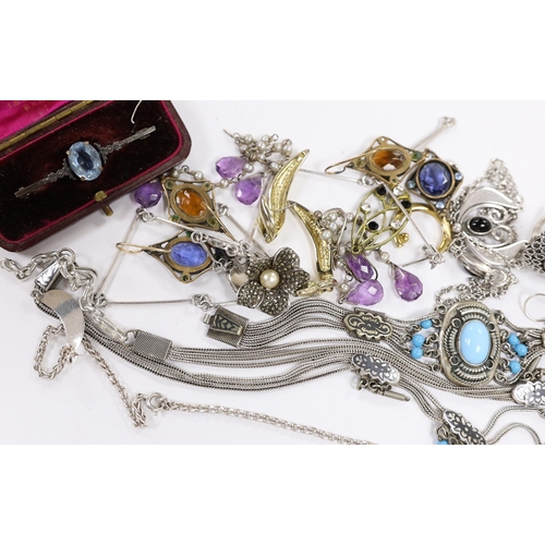 961 - Assorted jewellery including 925, white metal and costume.