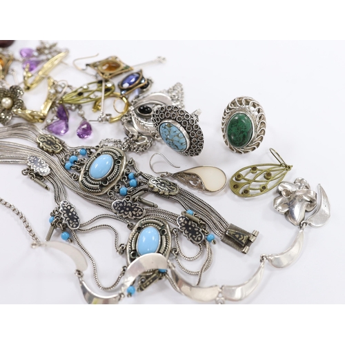 961 - Assorted jewellery including 925, white metal and costume.