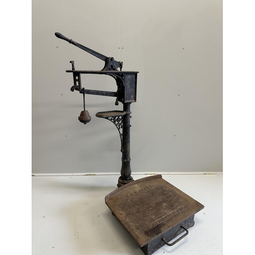 1041 - A set of Victorian cast iron Avery sack scales, height 134cm