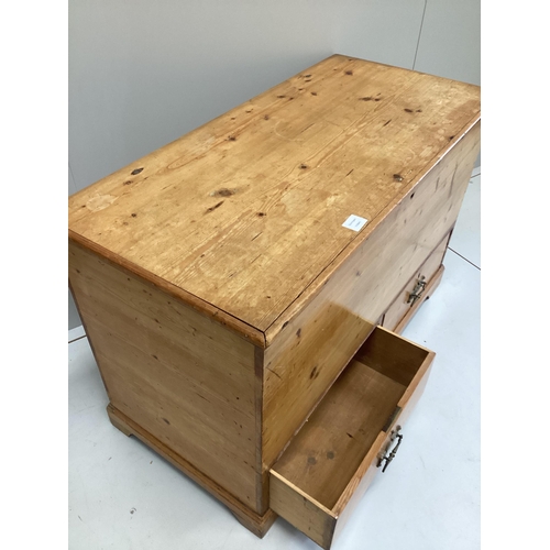 1107 - A Victorian pine mule chest with removable twin tray interior, width 107cm, depth 52cm, height 69cm.... 