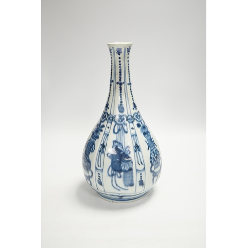 1348 - An early 17th century Chinese kraak blue and white bottle vase, 28.5cm