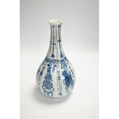 1348 - An early 17th century Chinese kraak blue and white bottle vase, 28.5cm