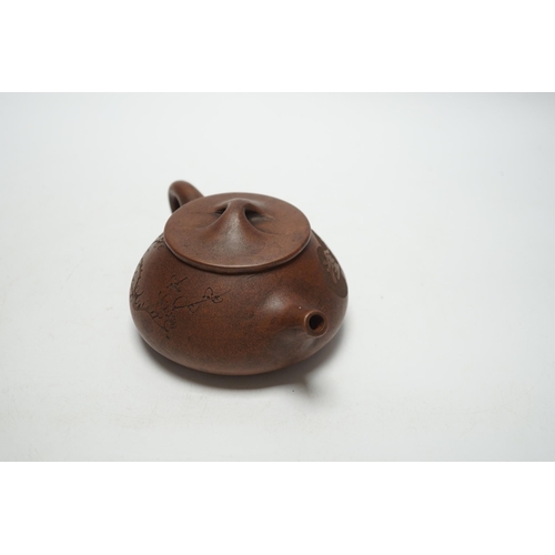 1396 - A Chinese Yixing teapot and cover, 8cm tall