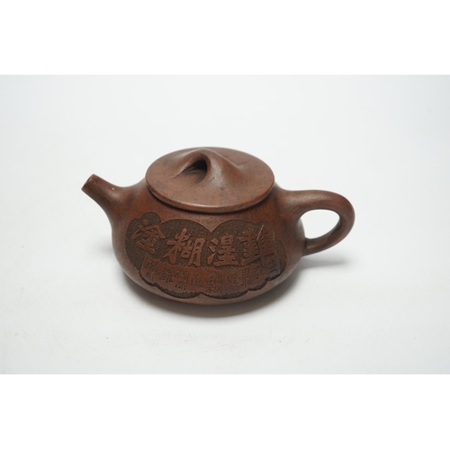 1396 - A Chinese Yixing teapot and cover, 8cm tall