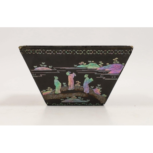 1520 - A Chinese Kangxi period lac burgaute (lacquer) vessel, top of vessel 10cm square