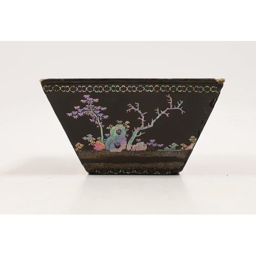 1520 - A Chinese Kangxi period lac burgaute (lacquer) vessel, top of vessel 10cm square