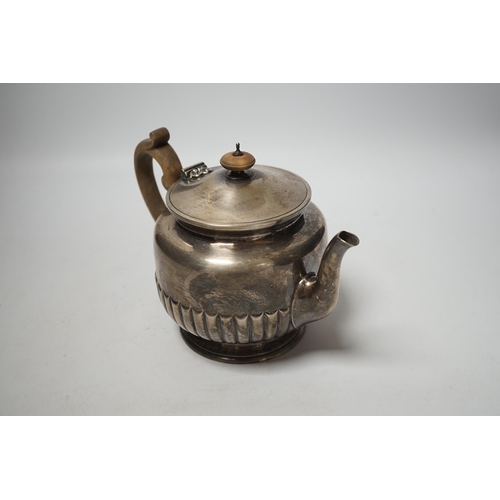 1883 - An Edwardian silver teapot by William & John Barnard, London, 1903, gross weight 21.2oz.