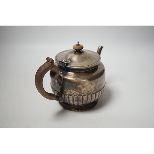 1883 - An Edwardian silver teapot by William & John Barnard, London, 1903, gross weight 21.2oz.