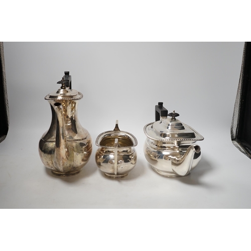 1884 - A George V silver coffee pot, teapot and sugar bowl, Fordham & Fordham, Sheffield, 1923. gross weigh... 