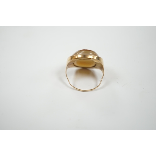 1944 - An early 20th century yellow metal and banded agate intaglio ring, carved with the head of a gentlem... 