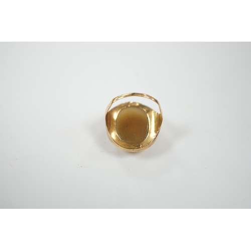 1944 - An early 20th century yellow metal and banded agate intaglio ring, carved with the head of a gentlem... 