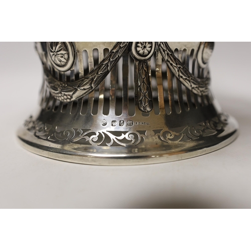 1902 - An Edwardian Irish silver dish ring and dish by Sharman D. Neil, Dublin, 1907/1908, dish diameter 25... 