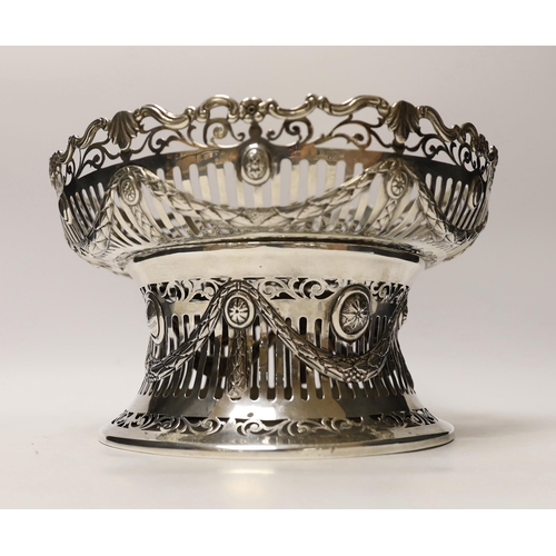 1902 - An Edwardian Irish silver dish ring and dish by Sharman D. Neil, Dublin, 1907/1908, dish diameter 25... 