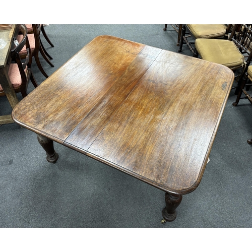 124 - A Victorian mahogany dining table, no leaves, width 128cm, depth 122cm, height 73cm