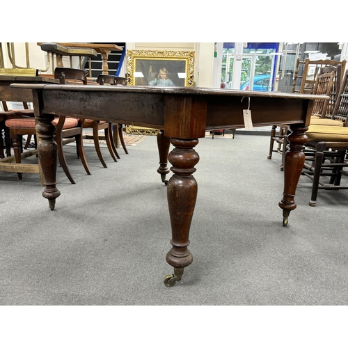 124 - A Victorian mahogany dining table, no leaves, width 128cm, depth 122cm, height 73cm