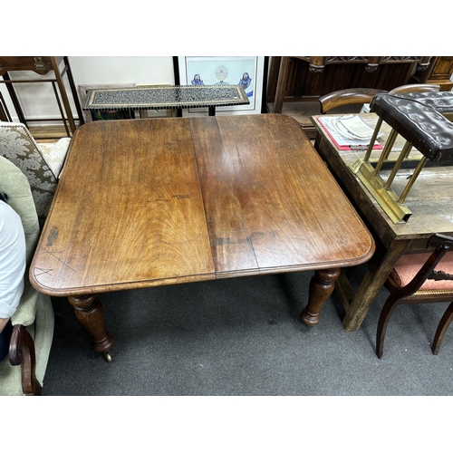 124 - A Victorian mahogany dining table, no leaves, width 128cm, depth 122cm, height 73cm