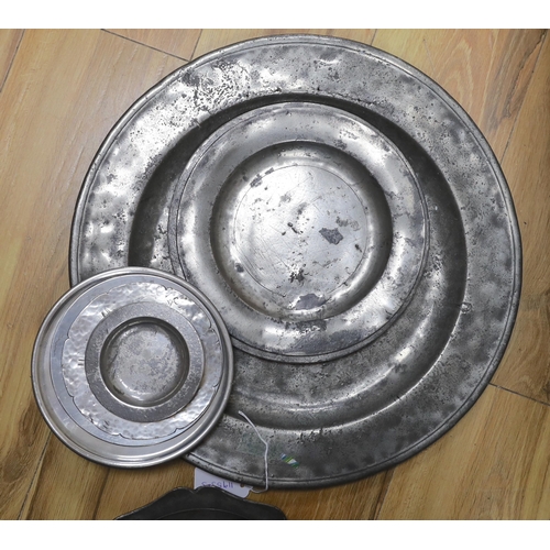 353 - A collection of 18th century and later pewter chargers/plates