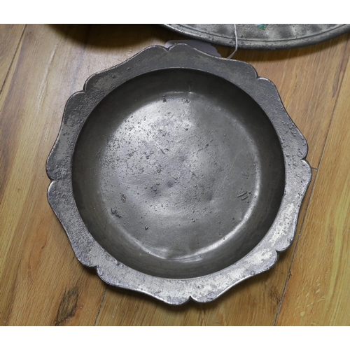 353 - A collection of 18th century and later pewter chargers/plates