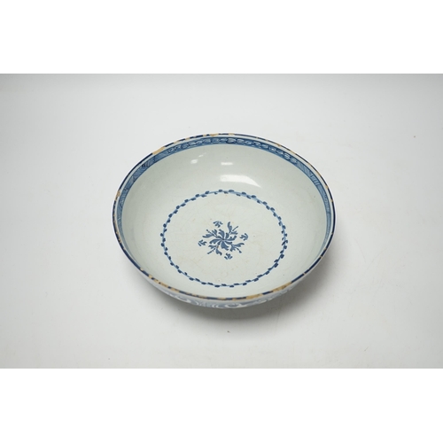 384 - An early 18th century Delft blue and white bowl, 20cm diameter