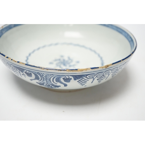 384 - An early 18th century Delft blue and white bowl, 20cm diameter