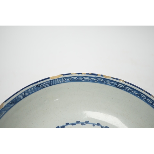 384 - An early 18th century Delft blue and white bowl, 20cm diameter