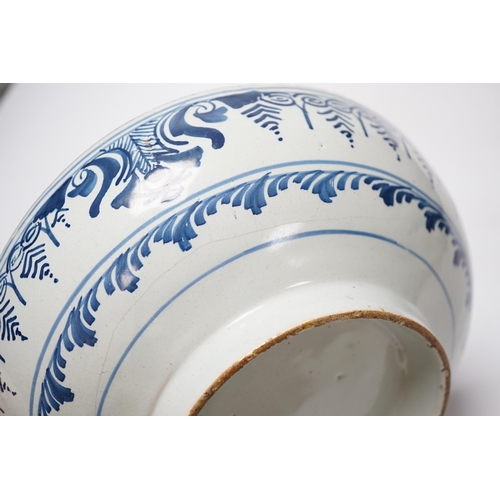 384 - An early 18th century Delft blue and white bowl, 20cm diameter