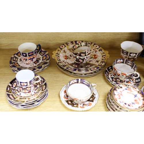 476 - Royal Crown Derby and other Imari pattern tea ware including vases, sandwich plates and trios, sever... 