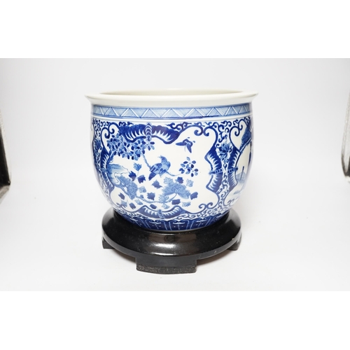 480 - A Chinese blue and white jardiniere on stand, 24cm total height