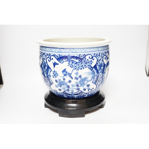 480 - A Chinese blue and white jardiniere on stand, 24cm total height