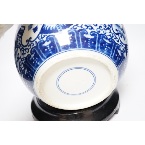 480 - A Chinese blue and white jardiniere on stand, 24cm total height