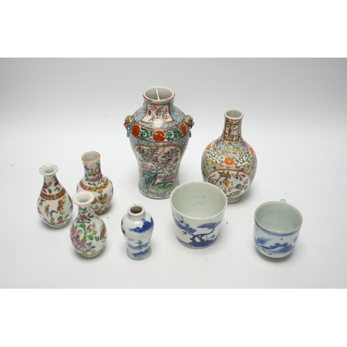 503 - A group of Chinese famille rose small vases and blue and white items, late 19th/early 20th century (... 