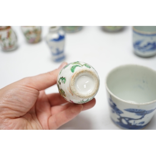 503 - A group of Chinese famille rose small vases and blue and white items, late 19th/early 20th century (... 