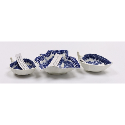 550 - Caughley fisherman pattern - two butter boats and a pickle dish c.1780-90