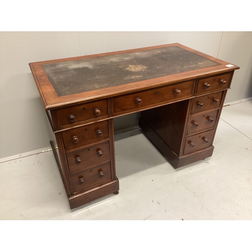 1051 - A small Victorian mahogany pedestal desk, width 107cm, depth 58cm, height 72cm