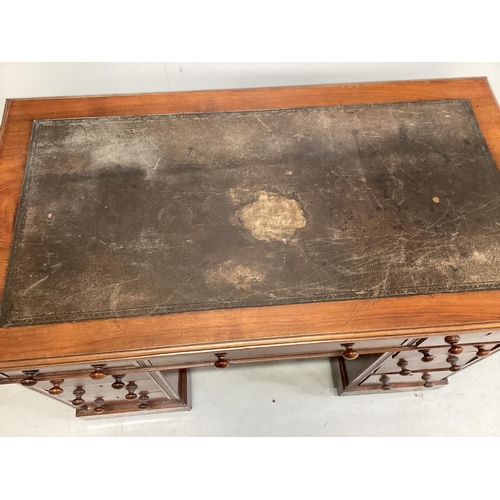 1051 - A small Victorian mahogany pedestal desk, width 107cm, depth 58cm, height 72cm