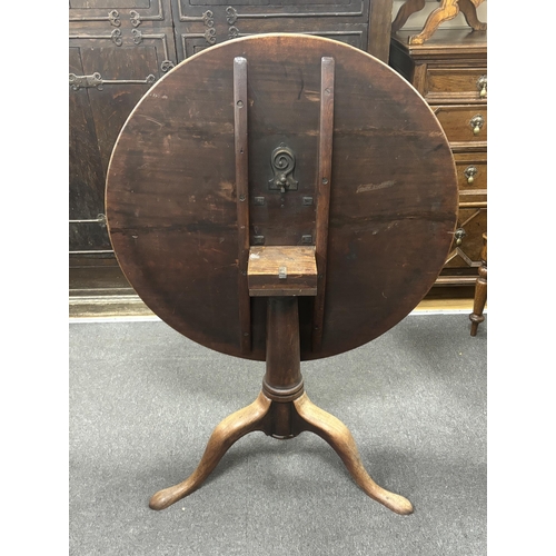 1162 - A George III circular faded mahogany tilt top tripod tea table, diameter 89cm, height 68cm