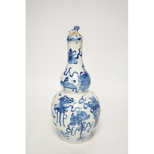 1251 - A late 19th century Chinese blue and white double gourd vase and cover 26cm high