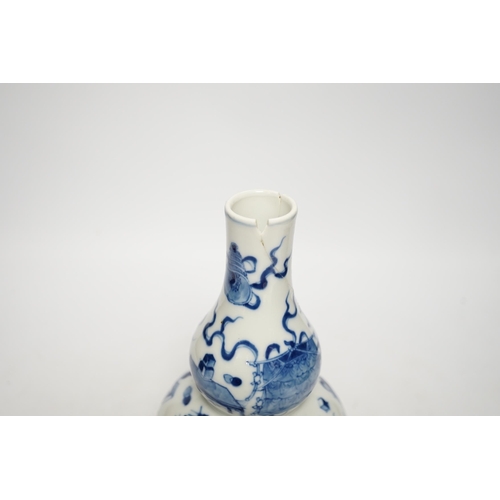 1251 - A late 19th century Chinese blue and white double gourd vase and cover 26cm high