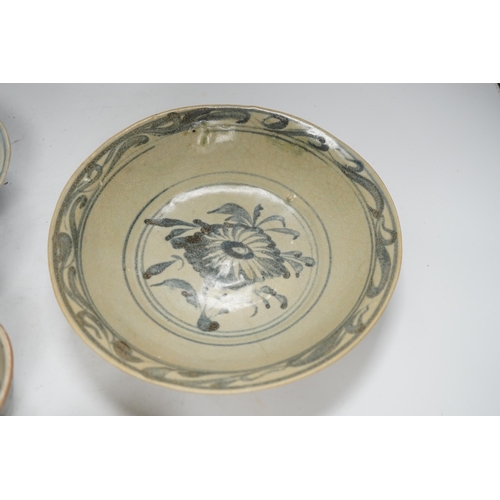 1277 - An Annamese dish, two bowls, a jar and a dish, 15th/16th century,  23cm diameter