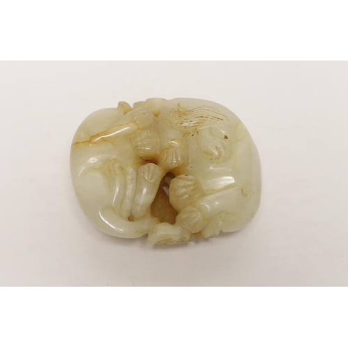 1447 - A Chinese White and russet jade carving of two cats, Qing dynasty, 4.5cm wide