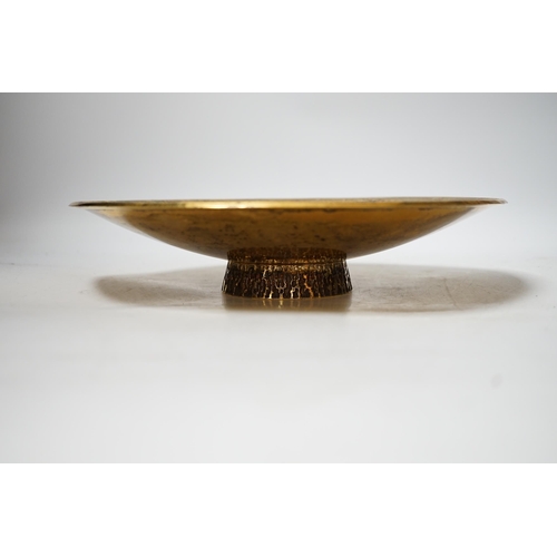 1900 - A modern planished silver gilt shallow dish, on circular foot, maker TS, London, 1996, 28.2cm, 24.4o... 