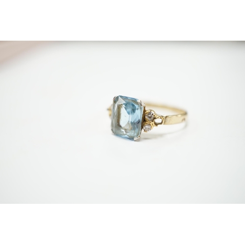 2014 - A yellow metal, single stone aquamarine and four stone diamond chip set dress ring, size M, gross we... 