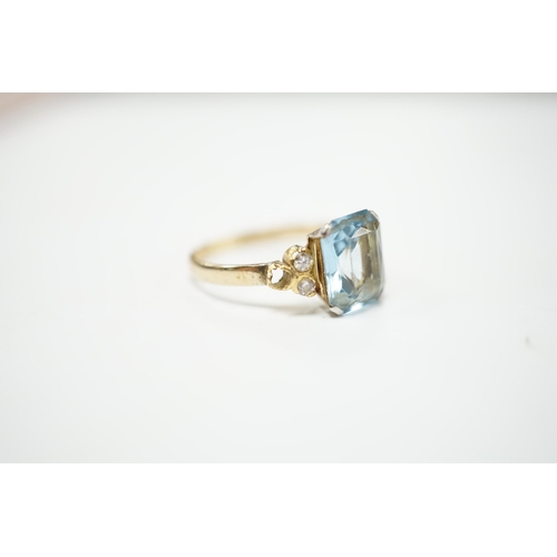 2014 - A yellow metal, single stone aquamarine and four stone diamond chip set dress ring, size M, gross we... 