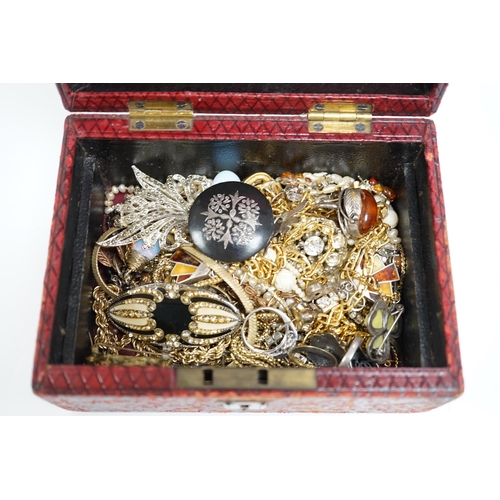 2015 - A quantity of assorted jewellery including a lava brooch, Italian 925 necklaces, costume jewellery i... 