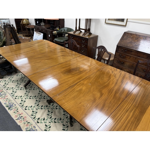 162 - A George III style mahogany triple pillar extending dining table, 346cm extended, two spare leaves, ... 