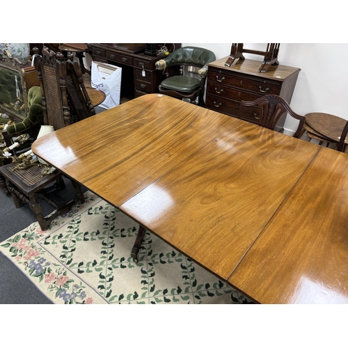 162 - A George III style mahogany triple pillar extending dining table, 346cm extended, two spare leaves, ... 