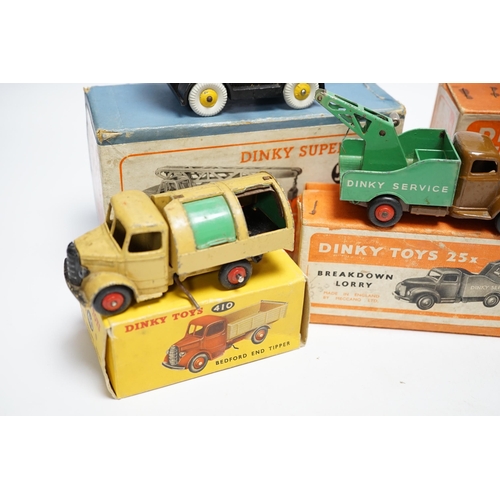 256 - Five boxed dinky toys including (25x) breakdown lorry, (410) Bedford End Tipper, (555) Fire Engine, ... 