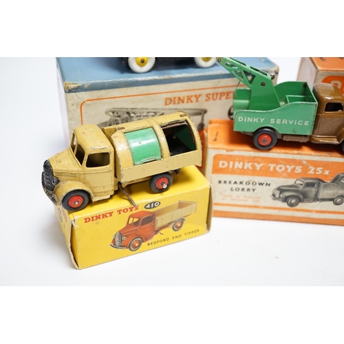 256 - Five boxed dinky toys including (25x) breakdown lorry, (410) Bedford End Tipper, (555) Fire Engine, ... 